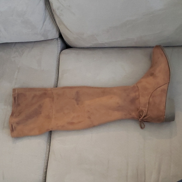 Shoes - Knee High Flat Brown Suede Boot -- 9